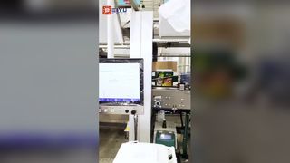 Mesin pembungkus karton yang digunakan di lini produksi bir botol kaca Qingdao Beer