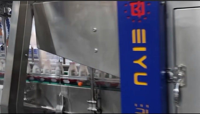 26000BPH High-speed Sleeving Labeler For Dairy Product Production Line Customer Site