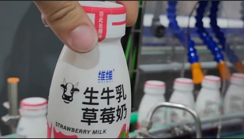 26000BPH High-speed Sleeving Labeler For Dairy Product Production Line Customer Site