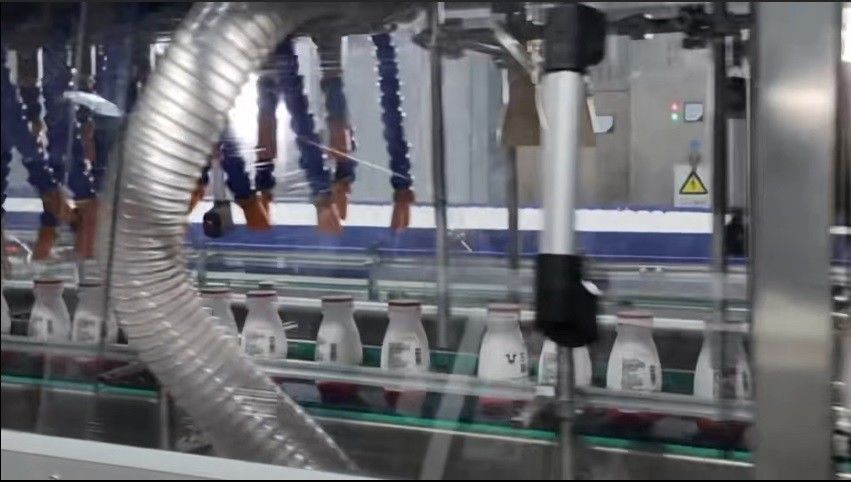 26000BPH High-speed Sleeving Labeler For Dairy Product Production Line Customer Site