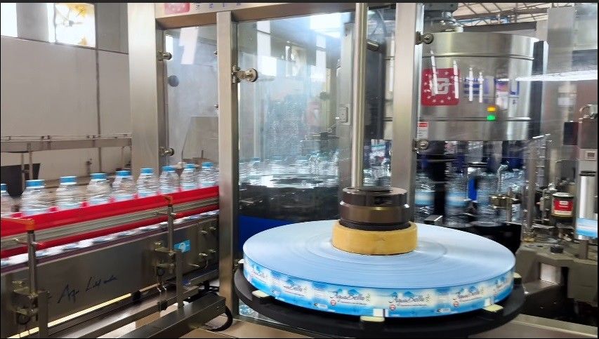 36000BPH OPP Hot Glue Labeling Machine OPP Labeling Machine Exported To Angola Africa In Operation