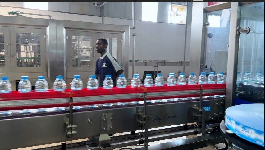 36000BPH OPP Hot Glue Labeling Machine OPP Labeling Machine Exported To Angola Africa In Operation