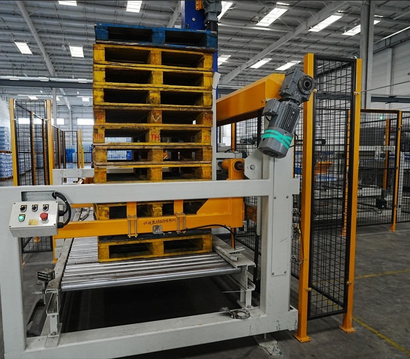 Beverage Palletizing System For 42,000 BPH Bottled Water Production Line Efficient