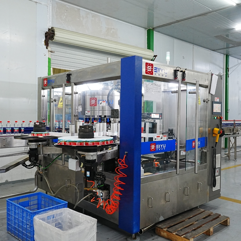 Essai d'atelier de la machine d'étiquetage de colle à chaud rotative OPP personnalisée par des clients du Qatar