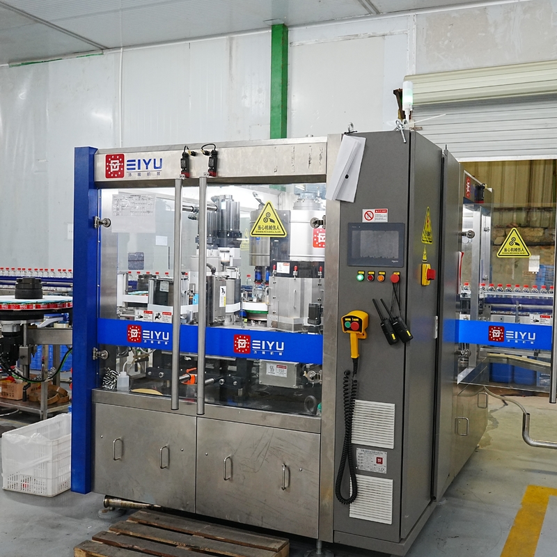 Essai d'atelier de la machine d'étiquetage de colle à chaud rotative OPP personnalisée par des clients du Qatar