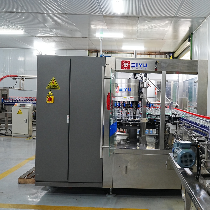 Essai d'atelier de la machine d'étiquetage de colle à chaud rotative OPP personnalisée par des clients du Qatar