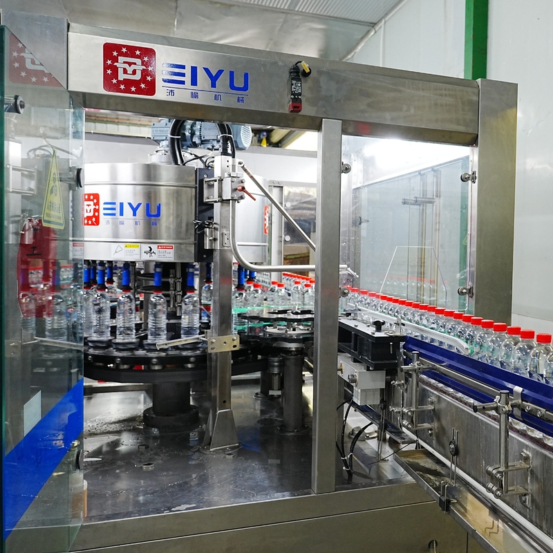 Essai d'atelier de la machine d'étiquetage de colle à chaud rotative OPP personnalisée par des clients du Qatar
