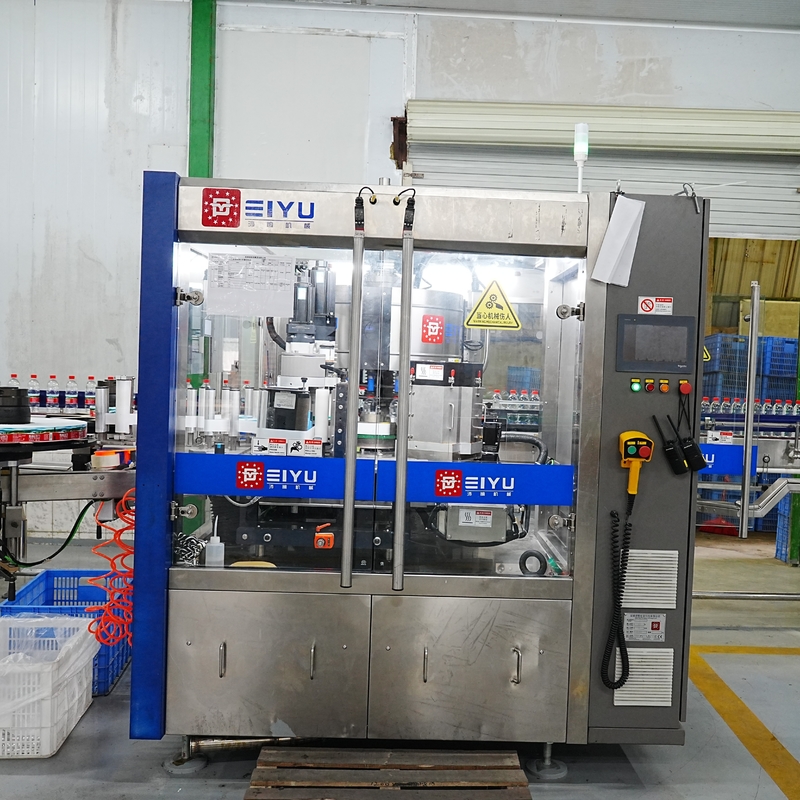 Essai d'atelier de la machine d'étiquetage de colle à chaud rotative OPP personnalisée par des clients du Qatar
