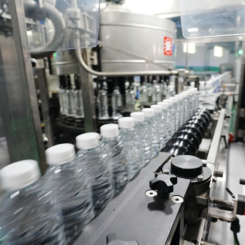 36000BPH Etiquetador de pegamento caliente Máquina de etiquetado autoadhesivo para la línea de producción de agua embotellada