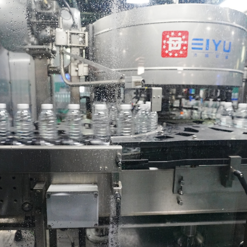 36000BPH Etiquetador de pegamento caliente Máquina de etiquetado autoadhesivo para la línea de producción de agua embotellada