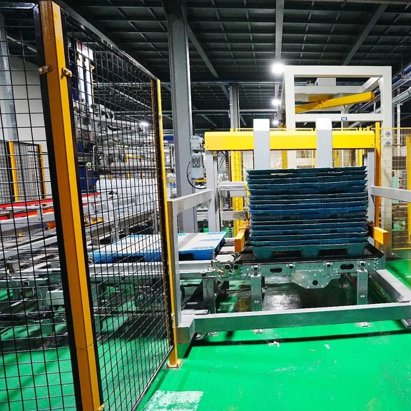 28,000 Bph Full Automatic Bottled Water Packaging Line for 100-2000ml Containers with 6000-72000bph Capacity