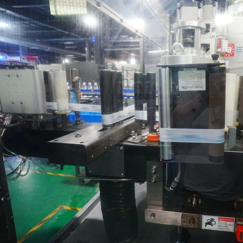 16,000 Bph Full Automatic Mineral Water End of Line with Hot Melt Adhesive Labeling for Plastic Glass Metal Bottles 338ml to 1.35L