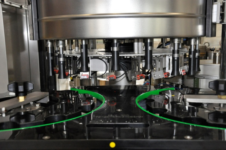 20000 बोतलों प्रति घंटे की क्षमता और पूरी तरह से एकीकृत सर्वो नियंत्रण के साथ गोल और वर्ग बोतलों के लिए स्वचालित स्व-चिपकने वाली लेबलिंग मशीन