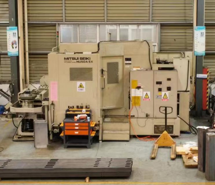 20000 बोतलों प्रति घंटे की क्षमता और पूरी तरह से एकीकृत सर्वो नियंत्रण के साथ गोल और वर्ग बोतलों के लिए स्वचालित स्व-चिपकने वाली लेबलिंग मशीन