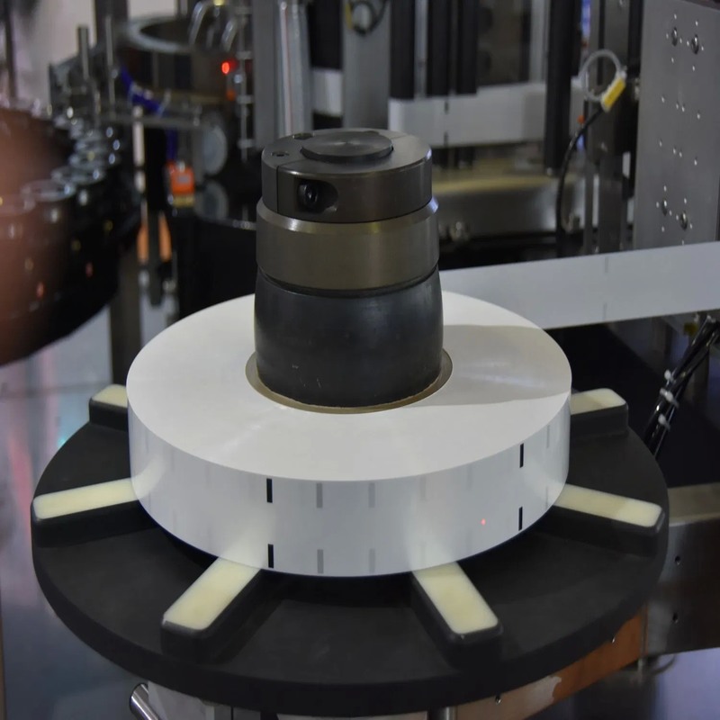 400bpm-600bpm Roll Fed OPP BOPP Hot Melt Labelling Machine with Stainless Steel 304 and 8000-30000BPH Capacity