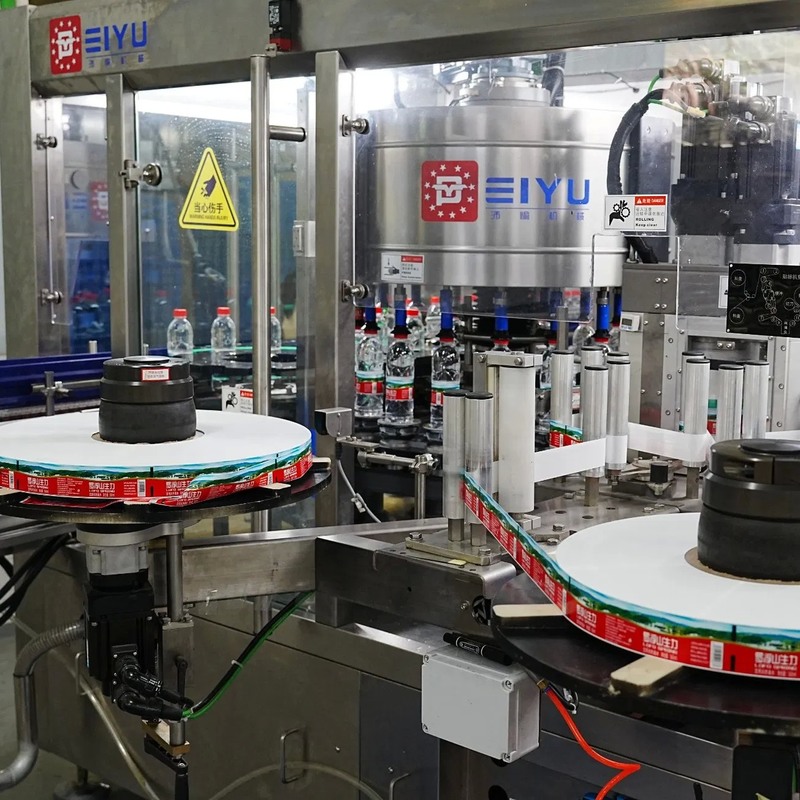 3300*3600*2500 मिमी अनुप्रयोगों के लिए रोटरी डिजाइन कॉम्पैक्ट संरचना के साथ स्वचालित गर्म पिघल गोंद लेबलिंग मशीन