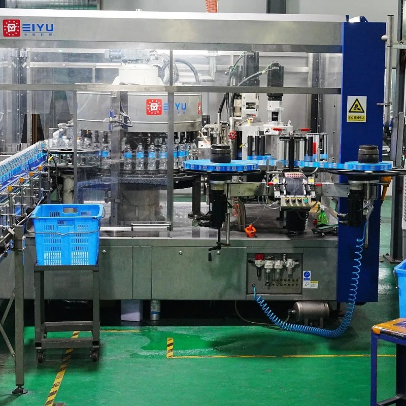 Étiqueteuse à colle thermofusible haute vitesse (6000 BPH-72000 BPH) pour ligne de production de boissons multi-applications avec options personnalisables