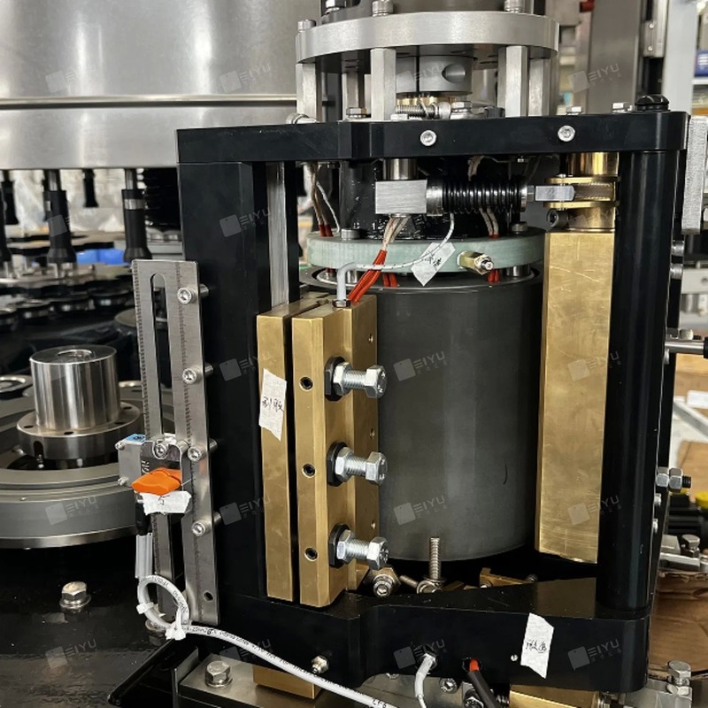 Fully Automatic Rotary Hot Melt Glue Labeling Machine with 3300*3600*2500 mm Dimension for D.50-104mm H 140-325mm Containers and 38kw Power