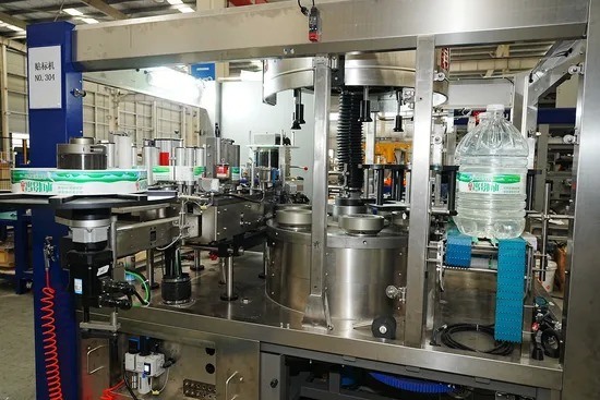 Automatic Hot Melt Glue Labeler with 6000BPH-72000BPH Speed for Multi-Application Rotary Design