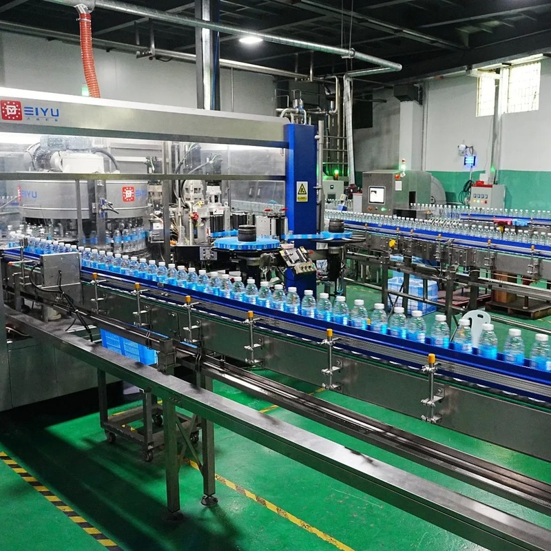 Station d'étiquetage et étiqueteur de colle à fusion chaude en acier inoxydable 304 certifiée ISO9001 pour la production d'eau embouteillée