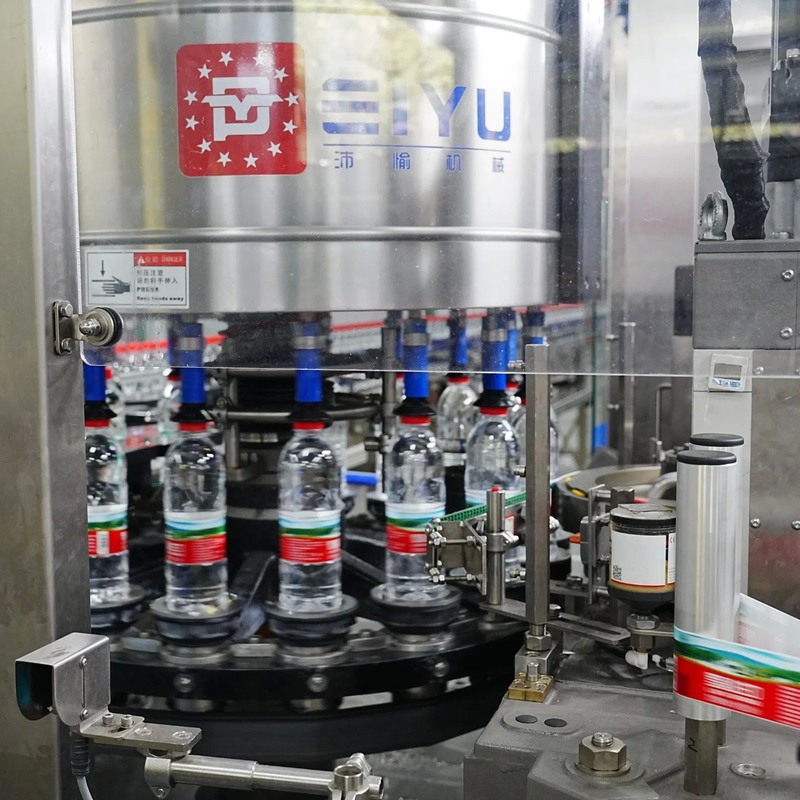 Station d'étiquetage et étiqueteur de colle à fusion chaude en acier inoxydable 304 certifiée ISO9001 pour la production d'eau embouteillée