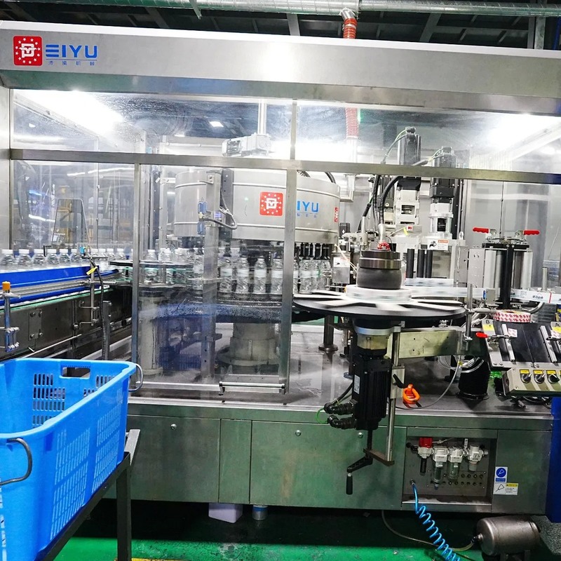 8000bph Hot Melt Glue Labeler with Blowing-Labeling-Filling-Capping Combi-Block Series for Customized Automatic Labeling