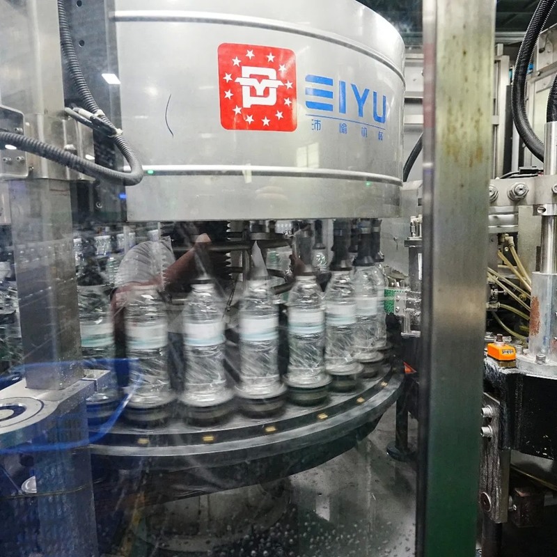 8000bph Hot Melt Glue Labeler with Blowing-Labeling-Filling-Capping Combi-Block Series for Customized Automatic Labeling