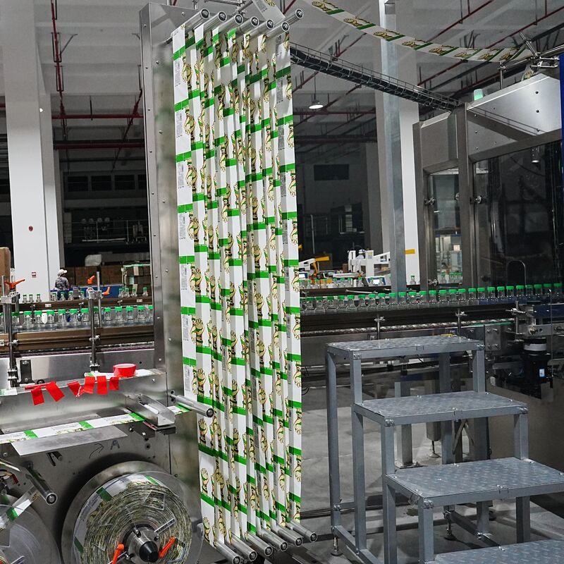 High-Speed Automatic Sleeve Labeling Machine with 600 Bottles/Minute Capacity and ≥99.9% Qualified Rate - Integrated Shrink Tunnel