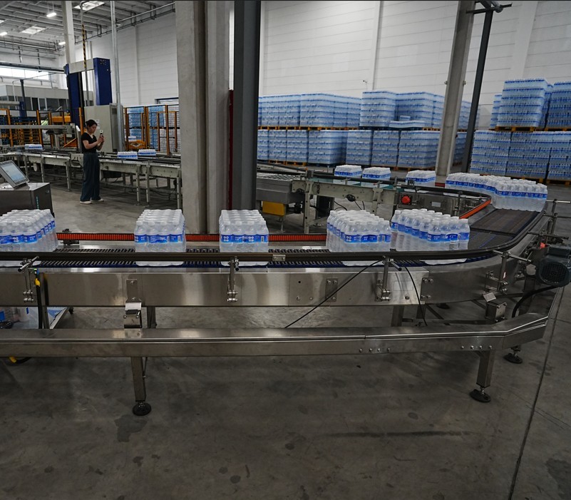 Automated stacking and conveying system for bottled water production ...